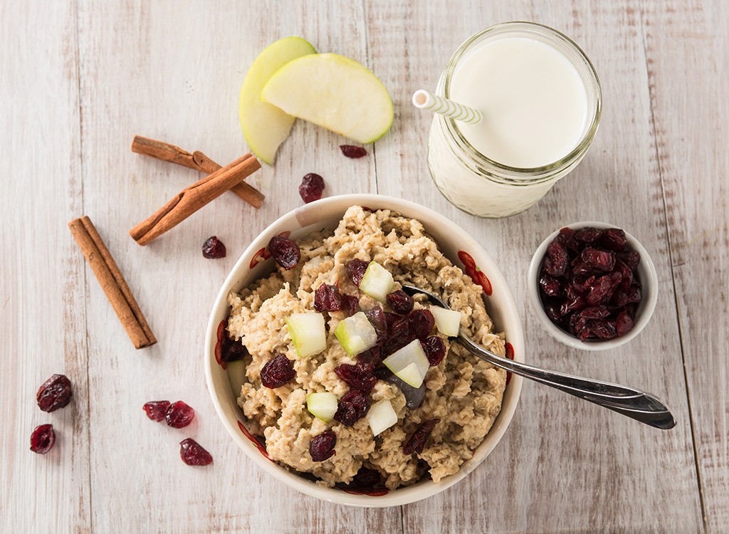 Oatmeal cinnamon apples raisins